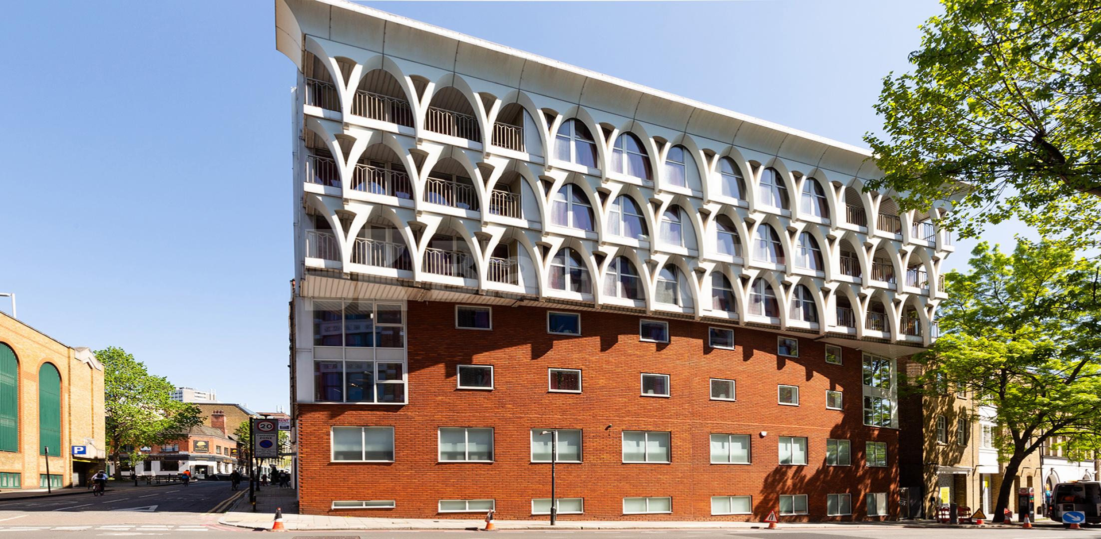 			PENTHOUSE WITH ROOF TERRACE!, 4 Bedroom, 1 bath, 1 reception Flat			 Farringdon Road, CLERKENWELL / HOLBORN